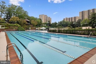 Building Photo - 307 Yoakum Pkwy