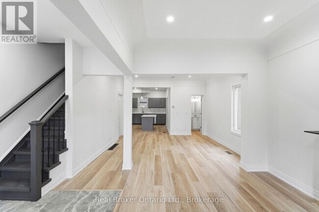 Photo du bâtiment - 167 Rosslyn Ave N