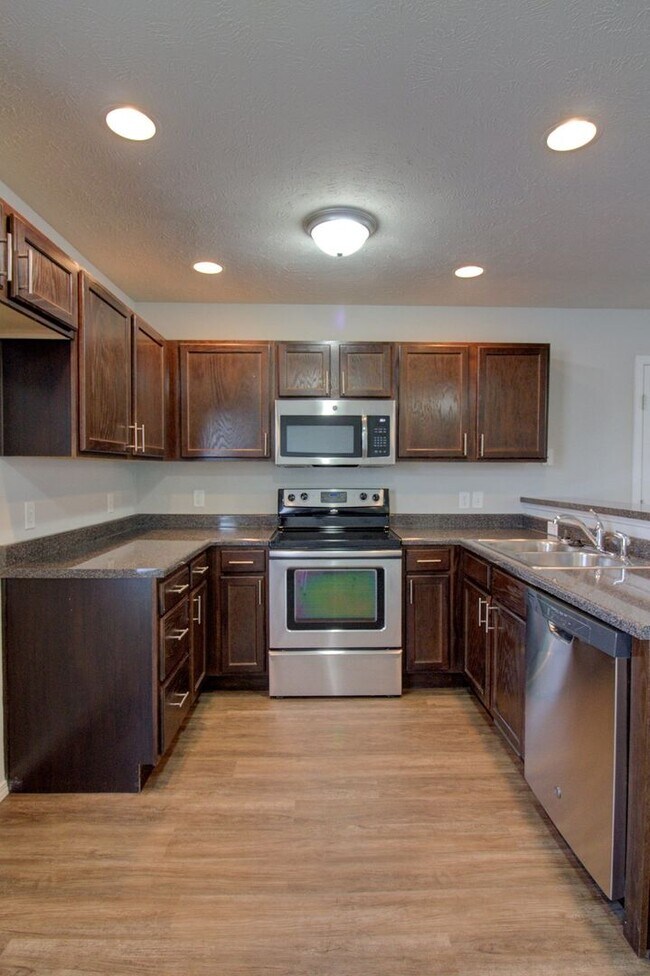 Building Photo - 3 Bedroom Home in Springfield!