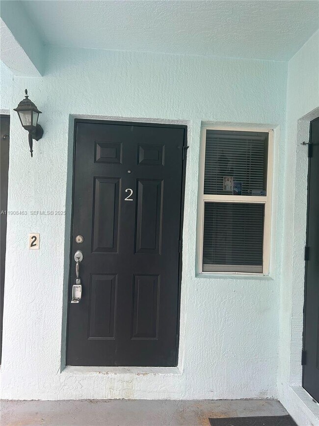 Foto del edificio - 1945 Calais Dr