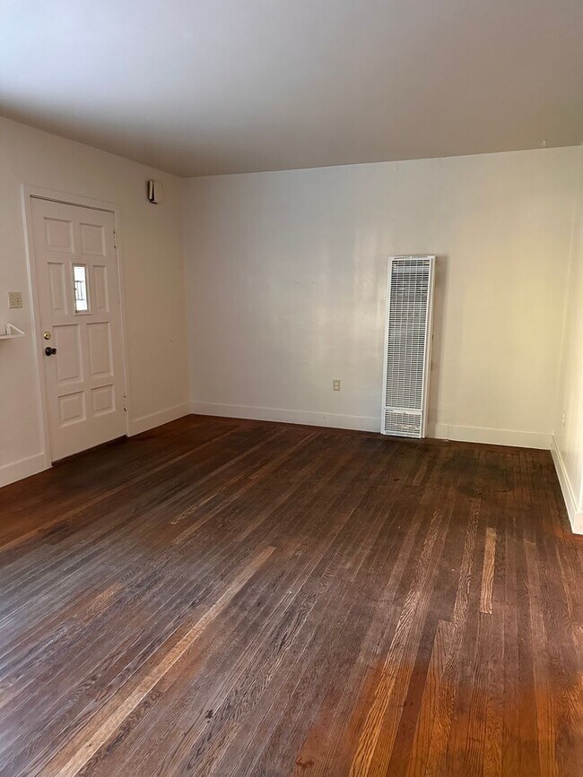 Foto del edificio - Charming House Located Steps From UCD