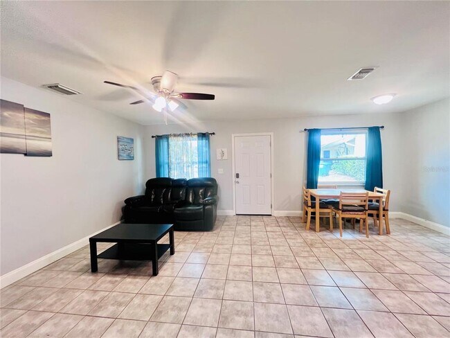 Foto del edificio - 5202 Laurel Pl