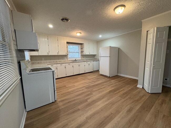 Building Photo - Under the cherry blossom tree, one did see, the cutest house on Sandra ever to be!
