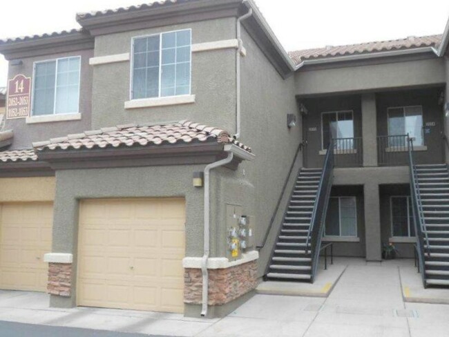 Building Photo - Great Large Condo w/Garage in NW gated Com...