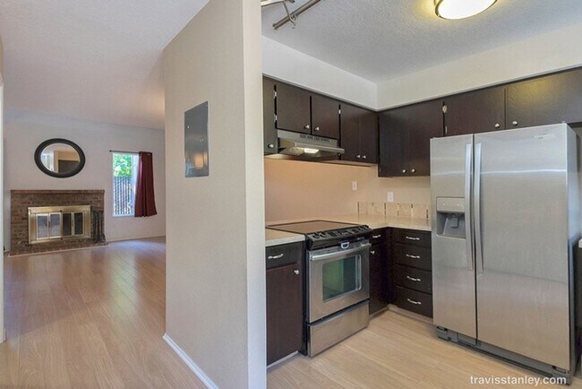 Building Photo - Cozy 2 Bedroom home with a GREAT layout an...