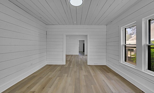 Building Photo - Spacious 3 Bed - 1 Bath House Near Downtown