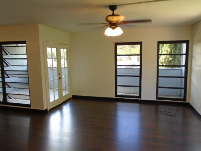 Building Photo - 3br/2.5ba w/4th room option & fenced yard!...
