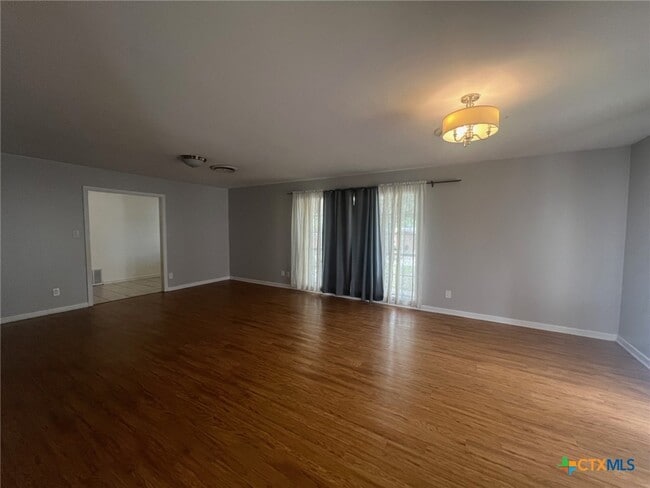 Building Photo - 943 S Pecan Ave