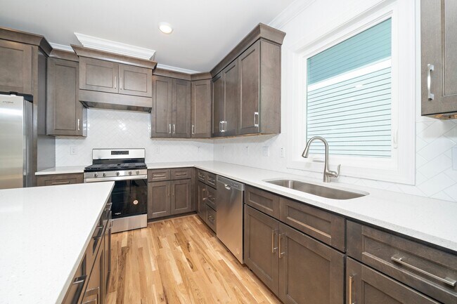 Building Photo - 1725 Crest Rd