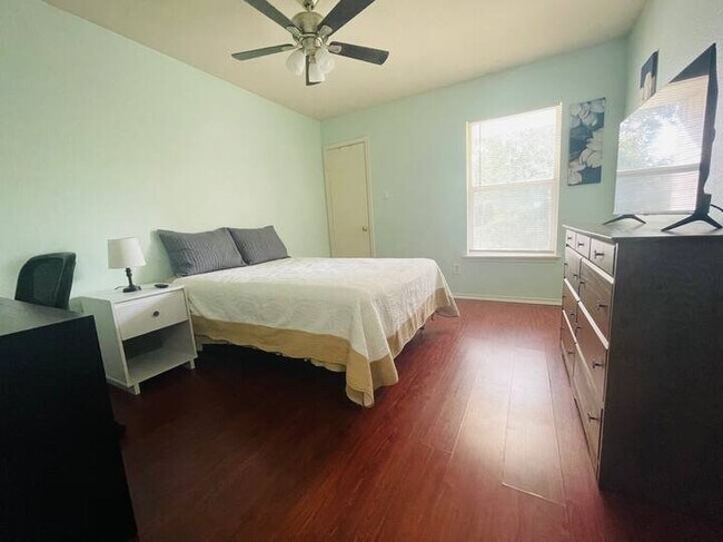 Foto del edificio - 1700 Balsam Way