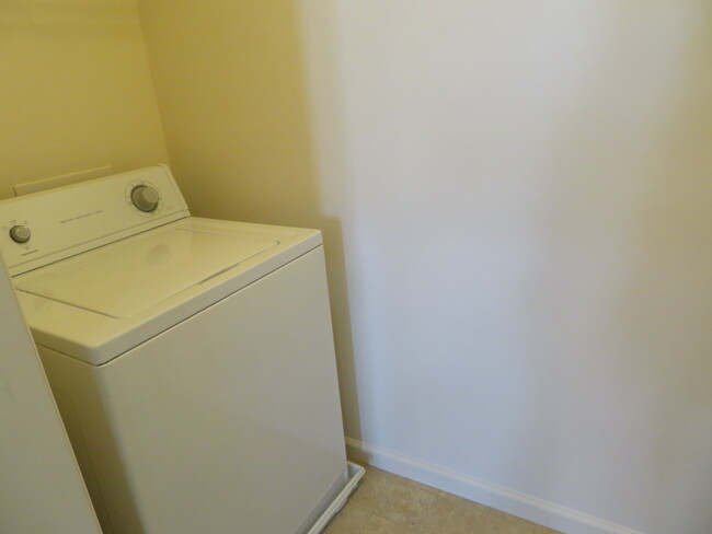 Laundry - 805 Mattern Orchard Dr