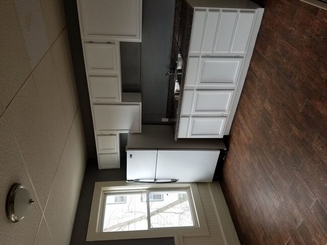 Building Photo - Spacious and Comfy 3 Bedroom Apartment