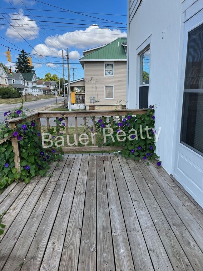 Building Photo - Large Four Bedroom Home