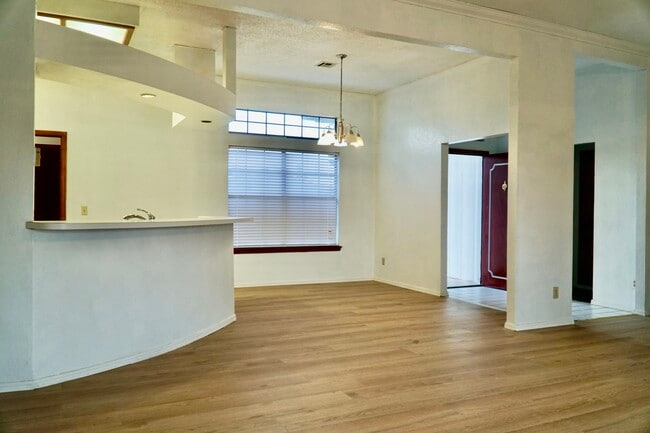 Building Photo - 5004 SE 84th St