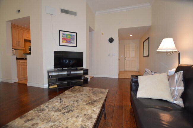 Foto del edificio - Meridian - Top-Floor 1 Bedroom | 1 Bath with City Views