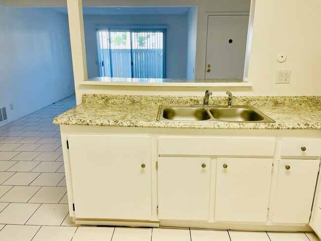 Foto del edificio - Charming 2-Bedroom, 1.75-Bathroom Unit with Garage, Patio & Community Amenities!