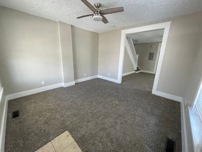 Building Photo - Remodeled 2 Bedroom