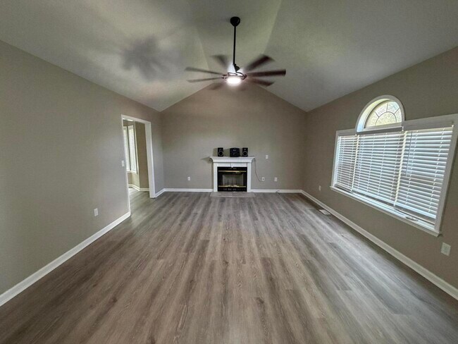 Foto del edificio - 372 Reynolds Dr