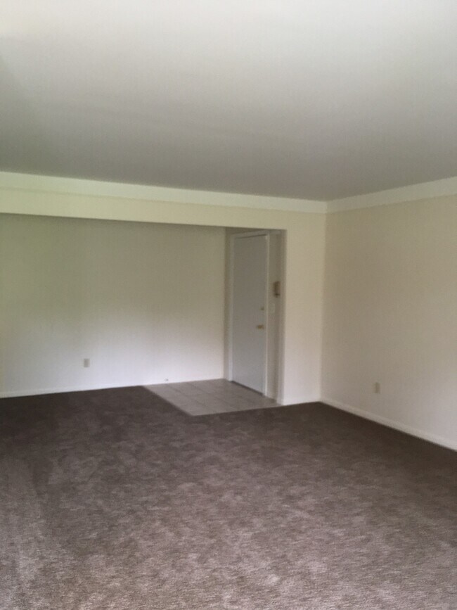 Foto del edificio - 460 Fox Hills Dr S