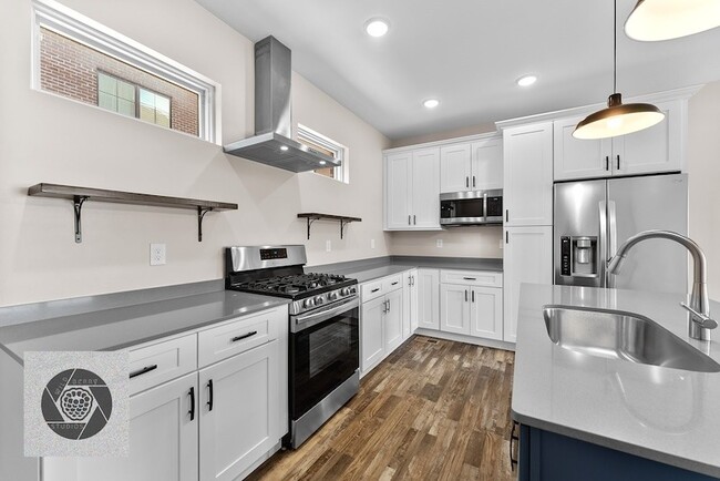 Building Photo - Sutherland Loft Townhouses
