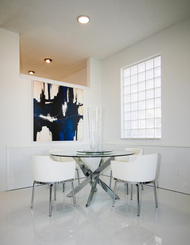 Building Photo - 661 Lake Wellington Dr