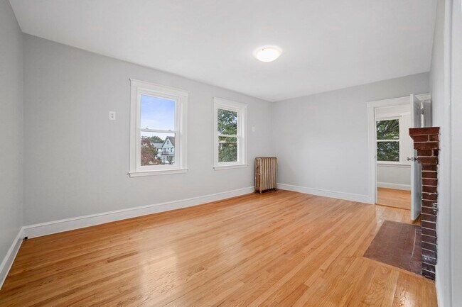 Building Photo - 127 Russell St