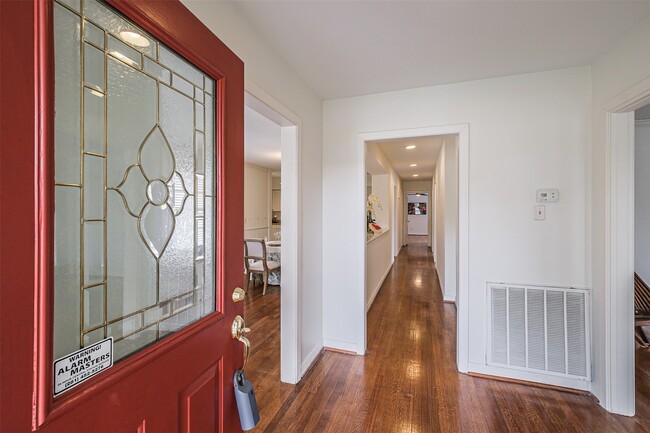 Foto del edificio - 2601 Briarhurst Dr