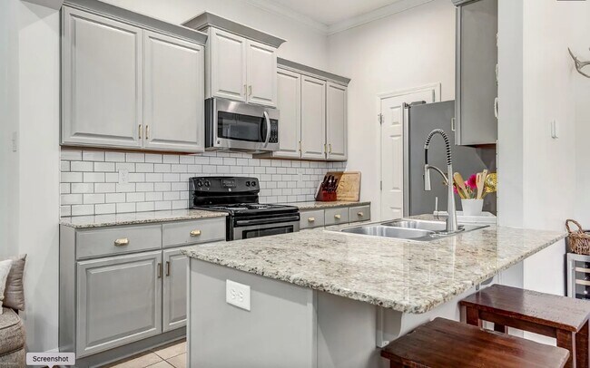 Foto del edificio - 337 Chimney Rock Blvd