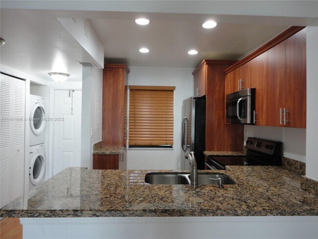 Foto del edificio - 10013 Winding Lake Rd