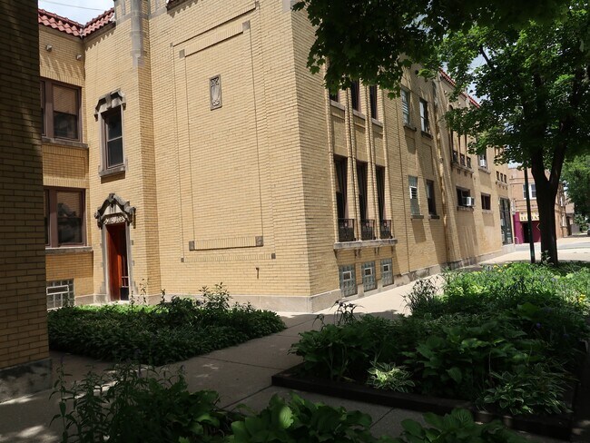 Building Photo - 6101 W Addison St