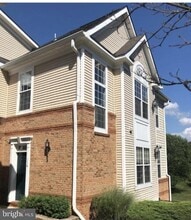 Building Photo - 43865 Hickory Corner Terrace