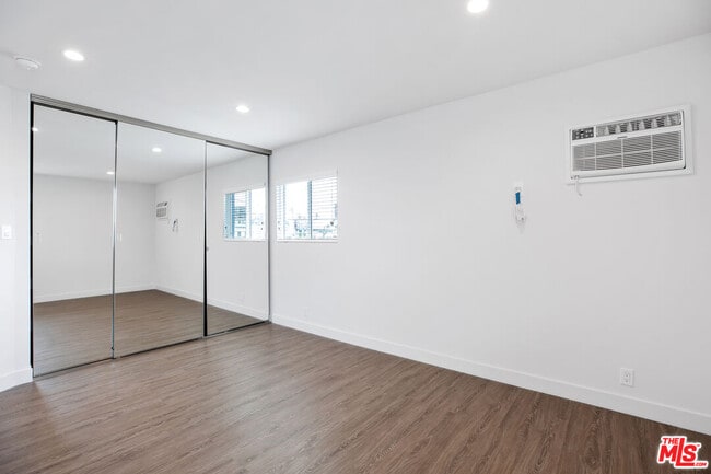 Building Photo - 1117 S Bronson Ave