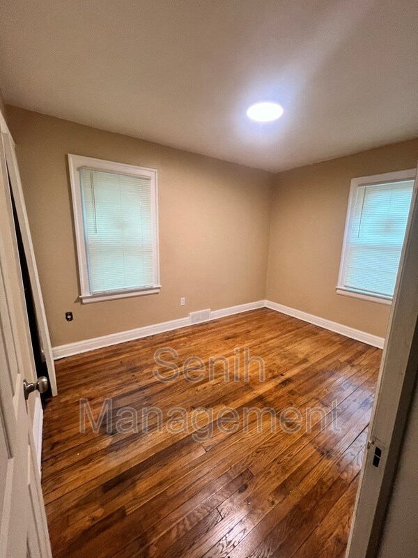 Foto del edificio - 6479 Plainview Ave