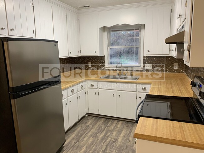 Foto del edificio - Beautiful 2 Bedroom 2.5 Bath Townhome