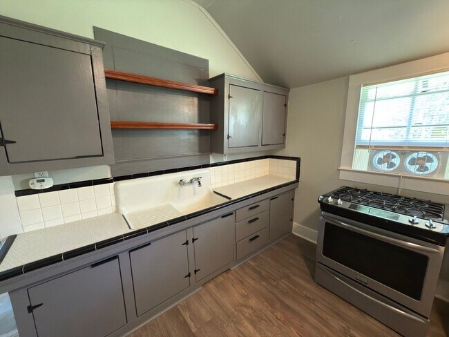 Foto del edificio - Cozy Cottage Retreat with Hardwood Floors ...
