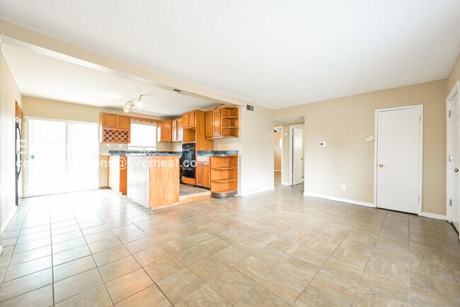 Foto del edificio - 3 Bed, 2 Bath Home with Fenced Yard / Available Soon!