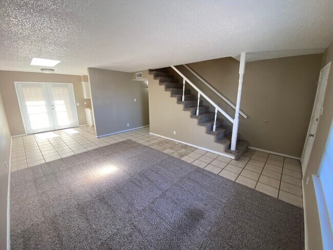 Foto del edificio - 3 bed 2 bath 2 story townhome