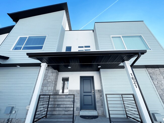 Building Photo - 1621 E Indigo Lp