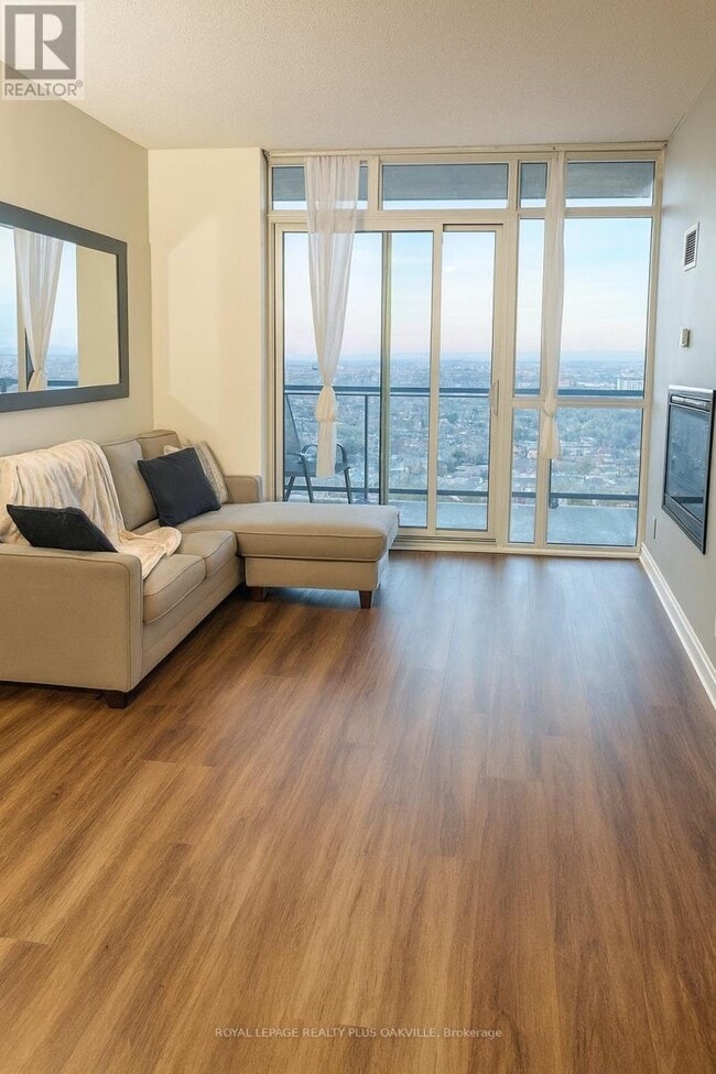 Building Photo - 80 Absolute Ave