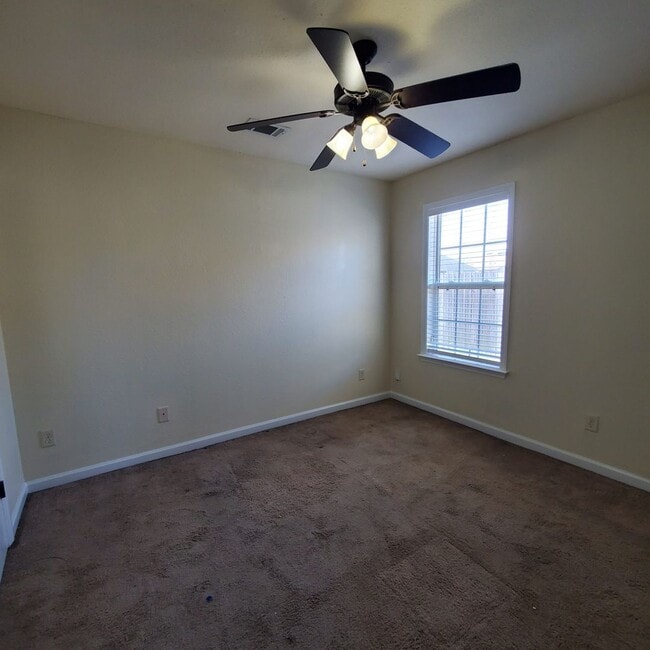 Foto del edificio - $500 Discount on First Month's Rent - Char...