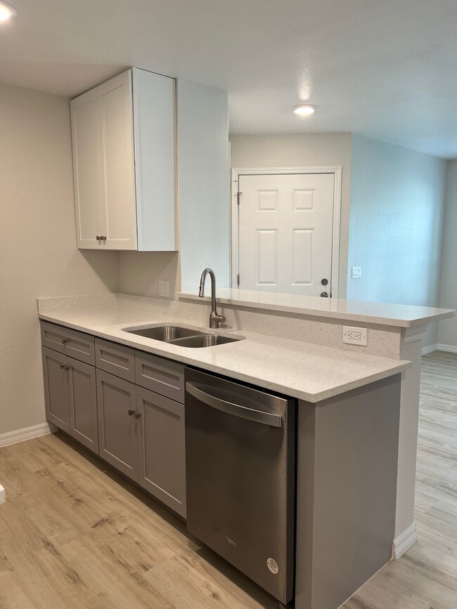 Building Photo - 2592 Grassy Point Dr