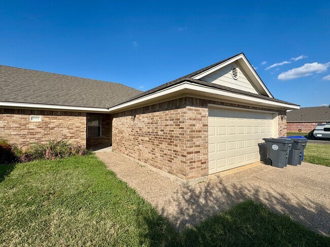 Building Photo - Duplex *LEASING SPECIAL AVAILABLE*