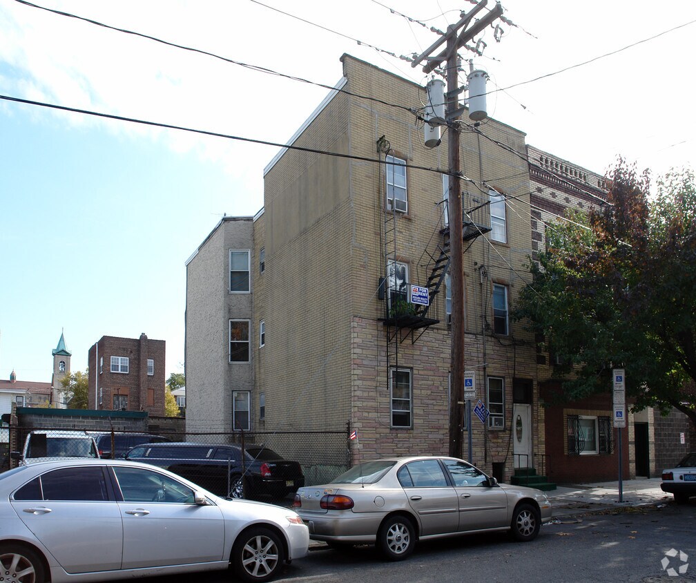 Primary Photo - 88 Wallis Ave
