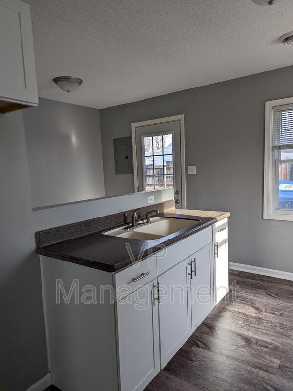Building Photo - 2902 W 70th St
