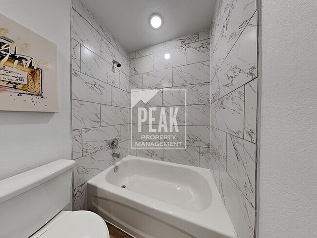 Building Photo - $1650 Beautiful 3 bed 3 bath townhome!