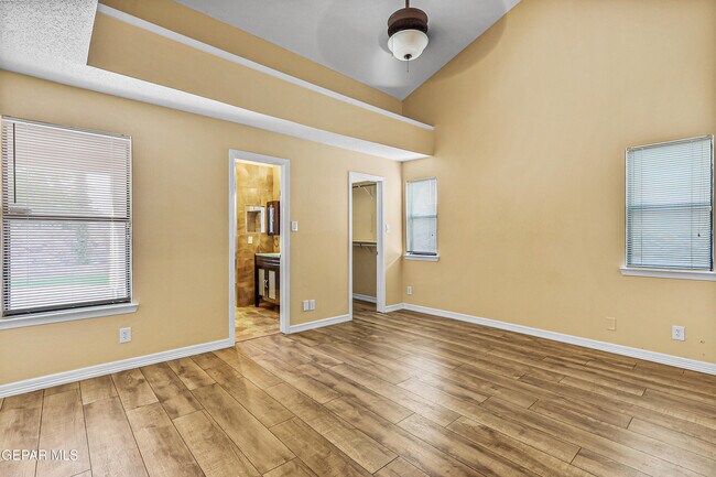 Foto del edificio - 7229 Golden Hawk Dr
