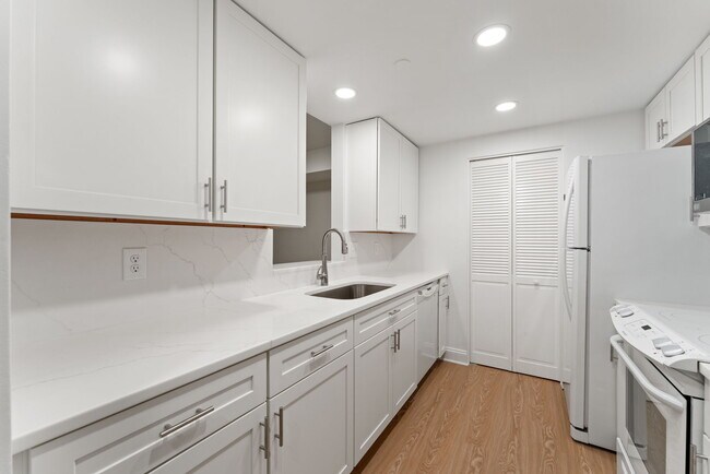 ¡Nuevos gabinetes de madera blanca y nuevas encimeras de cuarzo! - 1530 Key Blvd