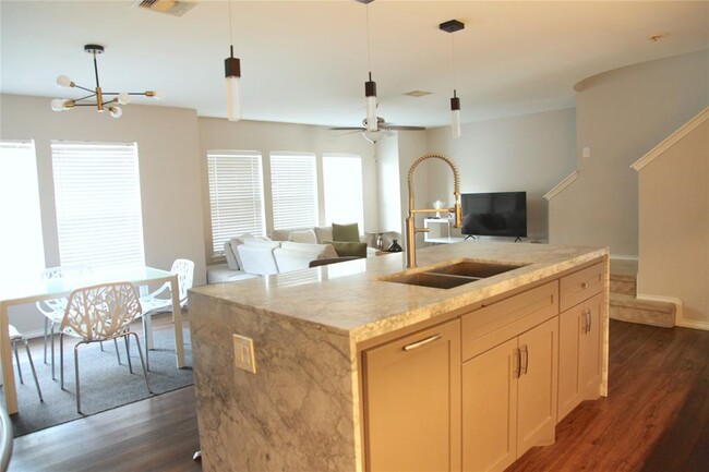 Building Photo - 2707 Woodridge Manor Dr