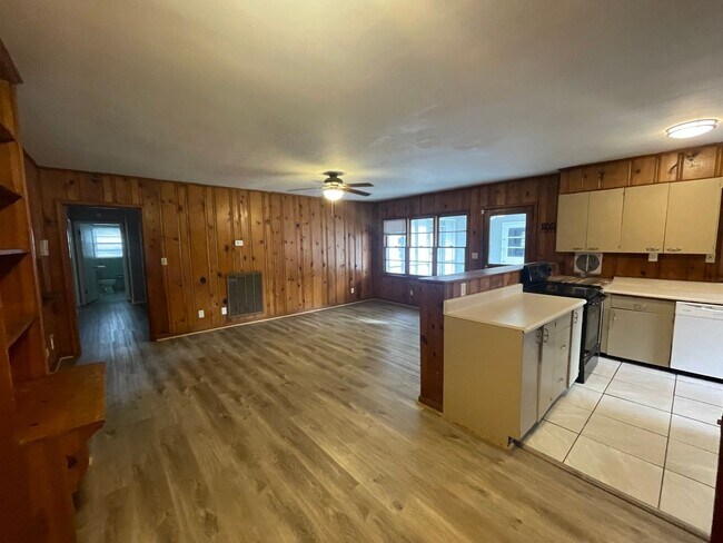 Building Photo - 4-Bedroom with 2-car Garage
