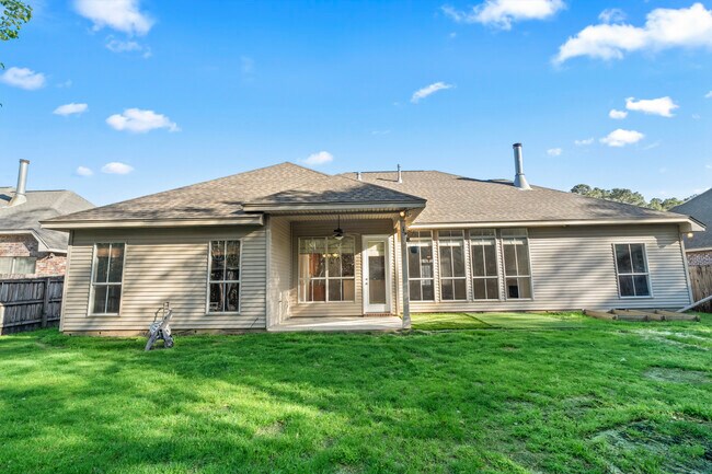 Foto del edificio - 405 Highland Oaks S